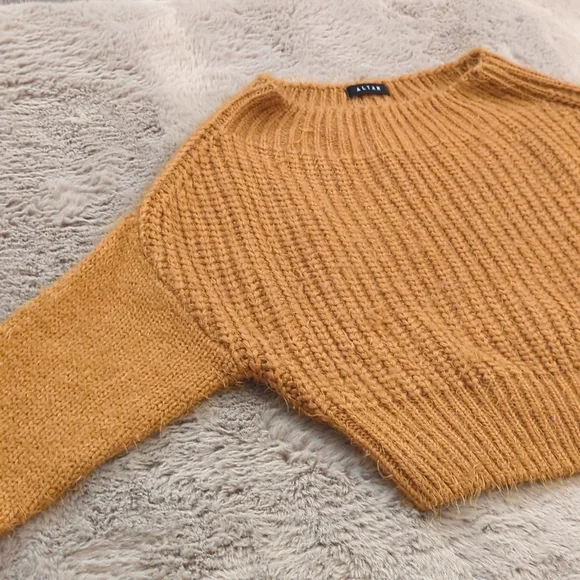 Fuzzy sweater - Picture 3 of 3